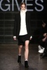 米ニューヨーク市内で発表された「DKNY」15/16年秋冬コレクション（2015年2月15日撮影）。(c)AFP/Getty Images/Neilson Barnard