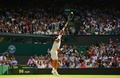 テニス、ウィンブルドン選手権（The Championships Wimbledon 2014）男子シングルス4回戦。サーブを放つラファエル・ナダル（Rafael Nadal、2014年7月1日撮影）。(c)AFP/CARL COURT