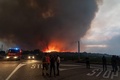 スペイン北部サモラ近郊で山火事を見つめる消防や警察職員（2022年6月18日撮影）。(c)CESAR MANSO / AFP