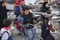 シリア・アレッポのバブ・ハディド地区で、政府軍が制圧した後に避難する住民たち（2016年12月7日撮影）。(c)AFP/GEORGE OURFALIAN