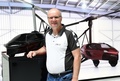 オランダ・ラームスドンクヴェールのPAL-V社本社に展示される、空飛ぶ車「PAL-V」の模型の前でポーズをとる同社の最高マーケティング責任者のマルクス・ヘス氏（2017年5月30日撮影）。(c)AFP/EMMANUEL DUNAND