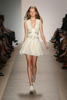 米・ニューヨーク市内で発表されたエルベ・レジェ バイ マックスアズリア（Herve Leger By Max Azria）の10年春夏コレクション（2009年9月13日撮影）。(c)AFP/Getty Images/Kristian Dowling