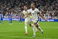 サッカー欧州選手権、決勝トーナメント1回戦、イングランド対スロバキア。逆転ゴールを決めて喜ぶイングランドのハリー・ケイン（右、2024年6月30日撮影）。(c)PATRICIA DE MELO MOREIRA / AFP
