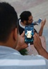 イランの首都テヘラン北部のメラット公園で、スマートフォン向けゲーム「ポケモンGO」をプレーする人々（2016年8月3日撮影）。(c)AFP/ATTA KENARE