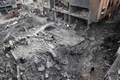 イスラエル軍による人質救出作戦で損傷した建物と散乱したがれき。パレスチナ自治区ガザ地区中部ヌセイラット避難民キャンプで（2024年6月9日撮影）。(c)EYAD BABA / AFP