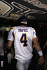 09NFLプレーオフ、ナショナル・カンファレンス（NFC）決勝、ニューオーリンズ・セインツ（%%New Orleans Saints%%）対ミネソタ・バイキングス（%%Minnesota Vikings%%）。試合はセインツが31-28で勝利し、チーム創設以来初のスーパーボウル進出を決めた。写真はスーパーボウル進出を逃し、フィールドを去るバイキングスのブレット・ファーヴ（%%Brett Favre%%）。（2010年1月24日撮影）(c)AFP/Getty Images/Jed Jacobsohn