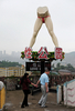 中国南部の重慶（Chongqing）で建設が進む、同国初となる「性」を題材としたテーマパーク「Love Land（ラブランド）」を見る人（2009年5月15日撮影）。(c)AFP