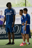 タイ・バンコク（Bangkok）で行ったサッカー教室で、地元の子どもと交流するチェルシー（Chelsea）のロメルー・ルカク（Romelu Lukaku、2013年7月12日撮影）。(c)AFP/Nicolas ASFOURI