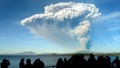 チリ南部プエルトバラスから撮影した、噴煙を上げるカルブコ火山（2015年4月22日撮影）。AFP/GIORDANA SCHMIDT