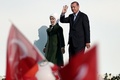 トルコ・イスタンブールで行われた「反テロ」集会に出席するレジェプ・タイップ・エルドアン大統領夫妻（2015年9月20日撮影）。(c)AFP/OZAN KOSE
