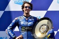 ロードレース世界選手権、第18戦オーストラリアGP、MotoGPクラス決勝。優勝を飾り、表彰式で喜ぶチーム・スズキ・エクスターのアレックス・リンス（2022年10月16日撮影）。(c)Paul CROCK / AFP