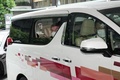 都内のホテルに到着し、車から外を見つめる国際オリンピック委員会のトーマス・バッハ会長（2021年7月8日撮影）。(c)Eugene Hoshiko / POOL / AFP