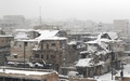シリア北西部イドリブ県マーレトヌーマンの雪に覆われた廃虚（2016年12月21日撮影）。(c)AFP/Mohamed al-Bakour