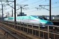 埼玉県さいたま市を通過する新幹線「はやぶさ（Hayabusa）」（2011年3月5日撮影）。(c)AFP