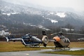 フランス・アルベールビルにある民間会社SAFの飛行場内に止められた、墜落機と同型のエアバスEC135（右、2020年12月9日撮影）。(c)JEAN-PHILIPPE KSIAZEK / AFP