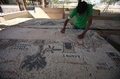 パレスチナ自治区ヨルダン川西岸（West Bank）のエリコ（Jericho）近くにあるデイル・ハジラの修道院（Hejleh monastery）で、モザイク画を制作する専門家の男性（2014年2月19日撮影）。(c)AFP/ABBAS MOMANI