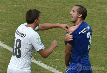 ウルグアイが16強入り果たすも、スアレスが「かみつき」行為か 写真20