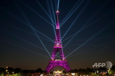 エッフェル塔130周年 記念の「光のショー」、鮮やかに 写真16枚 国際