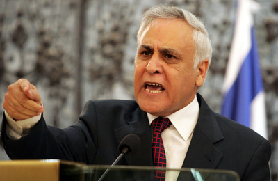 カツァブ大統領、職務停止も辞任を強硬拒否 - イスラエル