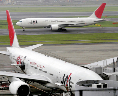 JAL機、着陸時に後部が滑走路に接触、関空