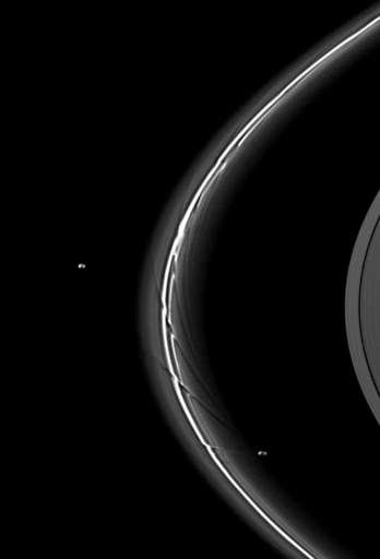 衛星2つにはさまれた土星のFリング