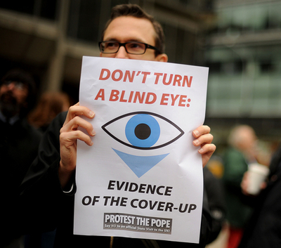 「流言の脅しには屈しない」とローマ法王、虐待疑惑で退位要求も