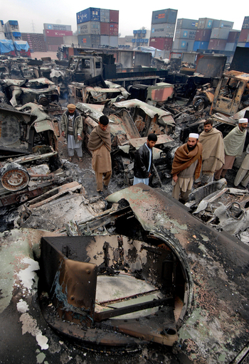 タリバンの攻撃で露呈、アフガニスタン駐留軍の補給ルートの脆弱性