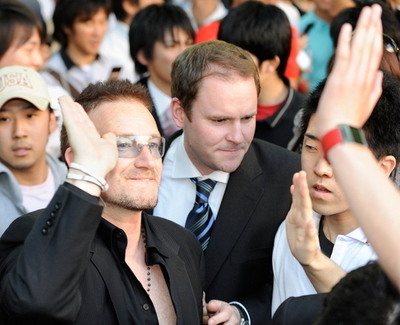 「U2」のボノさんが慶応大学で講演、「2国間援助だけでは不十分」