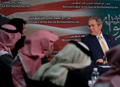 サウジ訪問中のブッシュ米大統領、産油国に原油価格を考慮するよう求める