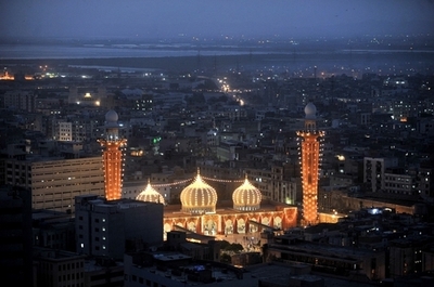 礼拝中のモスクで手投げ弾と発砲、20人が死亡 パキスタン