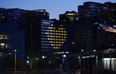 米新型コロナ死者1万6478人に、新規入院患者減で慎重ながら楽観も