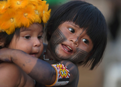 デモのさなか交流する先住民の子どもたち、ブラジル