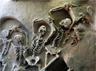 古代の「集団墓地」発見、人骨80体 アテネ