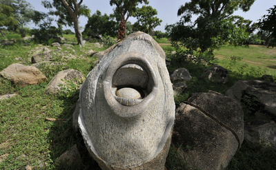 ユニークな花こう岩彫刻、西アフリカ・ブルキナファソの彫刻庭園