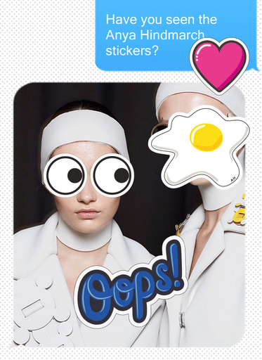 iMessageにポップな彩りを！「アニヤ・ハインドマーチ」のステッカー誕生！