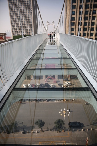 歩くと「ひび」が…地上30メートルのガラス橋 中国