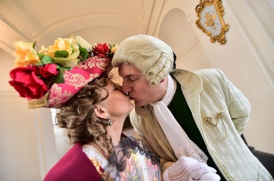 18世紀の衣装で優雅に、バレンタイン祝う舞踏会 イタリア