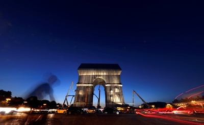 布で覆われたパリ凱旋門、完成式典にマクロン大統領