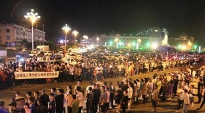 溺れた男児を助けようとした14歳少年が犠牲に 千人超が追悼