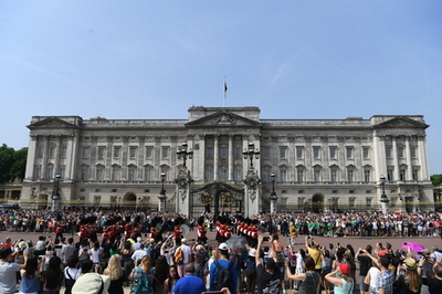 英バッキンガム宮殿入り口で武装した男逮捕