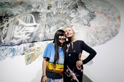 大小島真木、パリ水族館で個展開幕　アニエス・ベーも支援