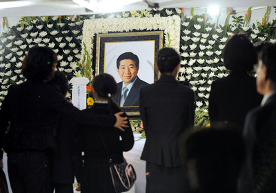 転落死の韓国前大統領、家族に遺書