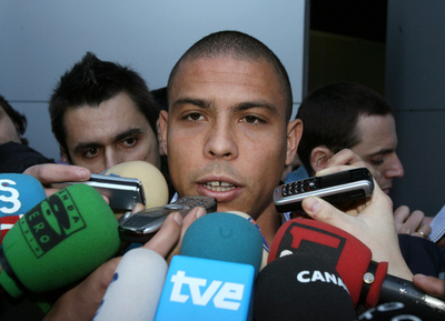 ＜サッカー セリエA＞ロナウド ミランへの移籍が正式決定 - イタリア