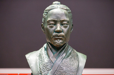 中国の湖北省博物館、2000年前の秦の役人の3D復元像を初公開
