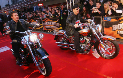 映画「Wild Hogs」のプレミアに出演俳優らがバイクで登場 - ドイツ