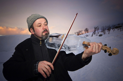 氷でできた楽器を演奏、ノルウェーの山中で「氷の音楽祭」