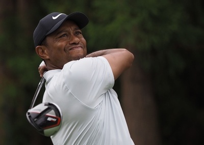 ウッズが連続「64」で単独首位に、豪雨順延のZOZO選手権2R