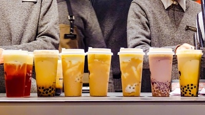 新茶飲料の売れ行き好調 ミルクティーが中国人のショッピングの一部に