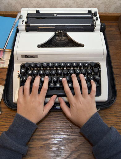 露政府がタイプライター購入を計画、情報漏れを懸念