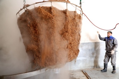 春節に向け昔ながらの製法で白酒造り　中国・山東省